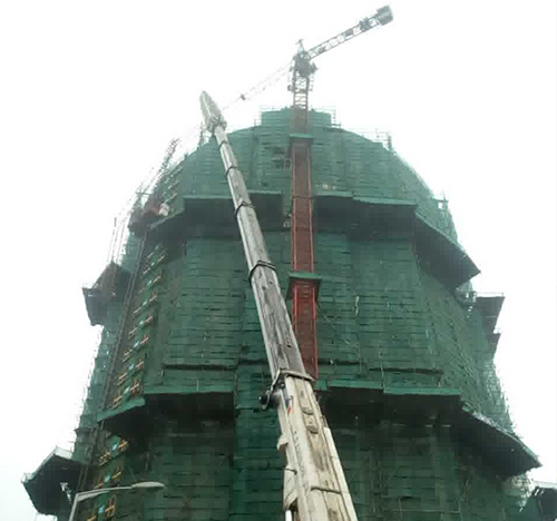 防城港吊车在工地上作业